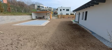 St. Martin im Mühlkreis 4113 – Stützmauer & Planie Stützmauer und Gartenplanum nach Erdbau in St. Martin im Mühlkreis, vorbereitetes Grundstück mit Poolabdeckung